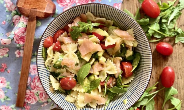 Pasta fredda con salmone, avocado e pomodorini