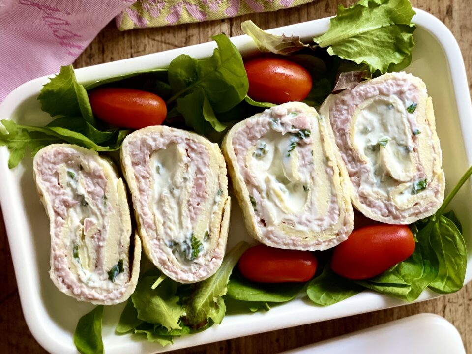 Rotolo di frittata con mousse di ricotta