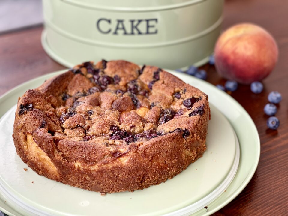 Torta soffice con pesche e mirtilli