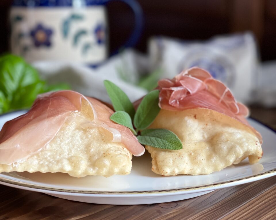 Fugassette con crescenza e prosciutto crudo