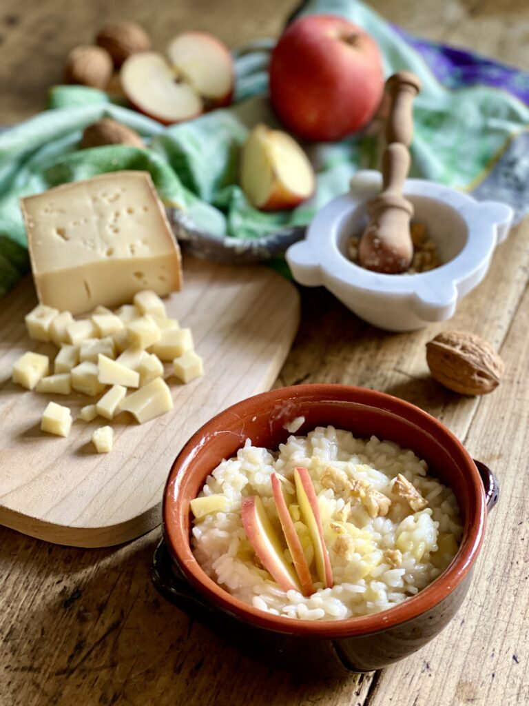 Il risotto valdostano con fontina, mele e noci è un primo semplice