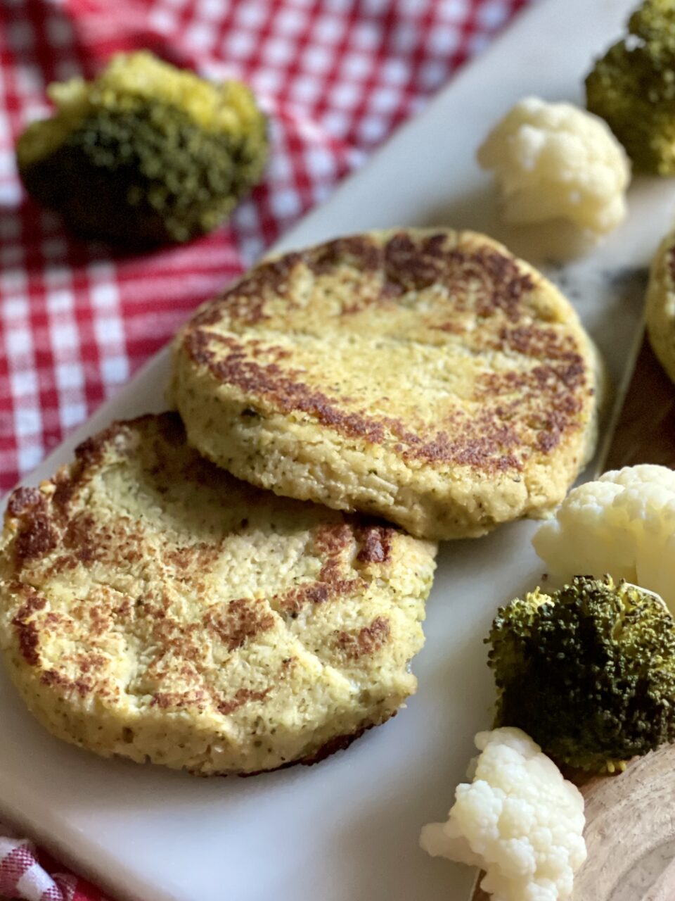 Burger vegetariani di cavolfiore, broccoli e ceci