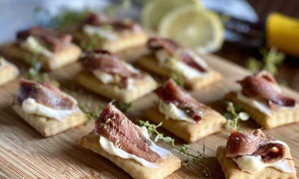 Crackers fatti in casa con burro al limone e acciughe