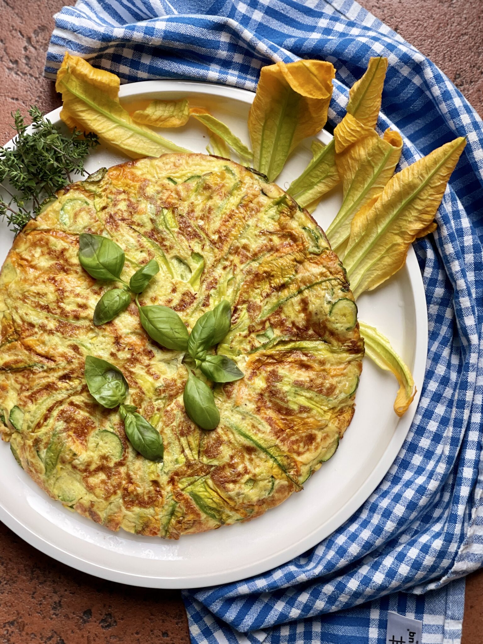La frittata di zucchine con i fiori è una ricetta gustosa ed economica