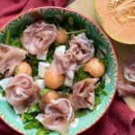 Insalata di rucola, melone, feta e prosciutto crudo