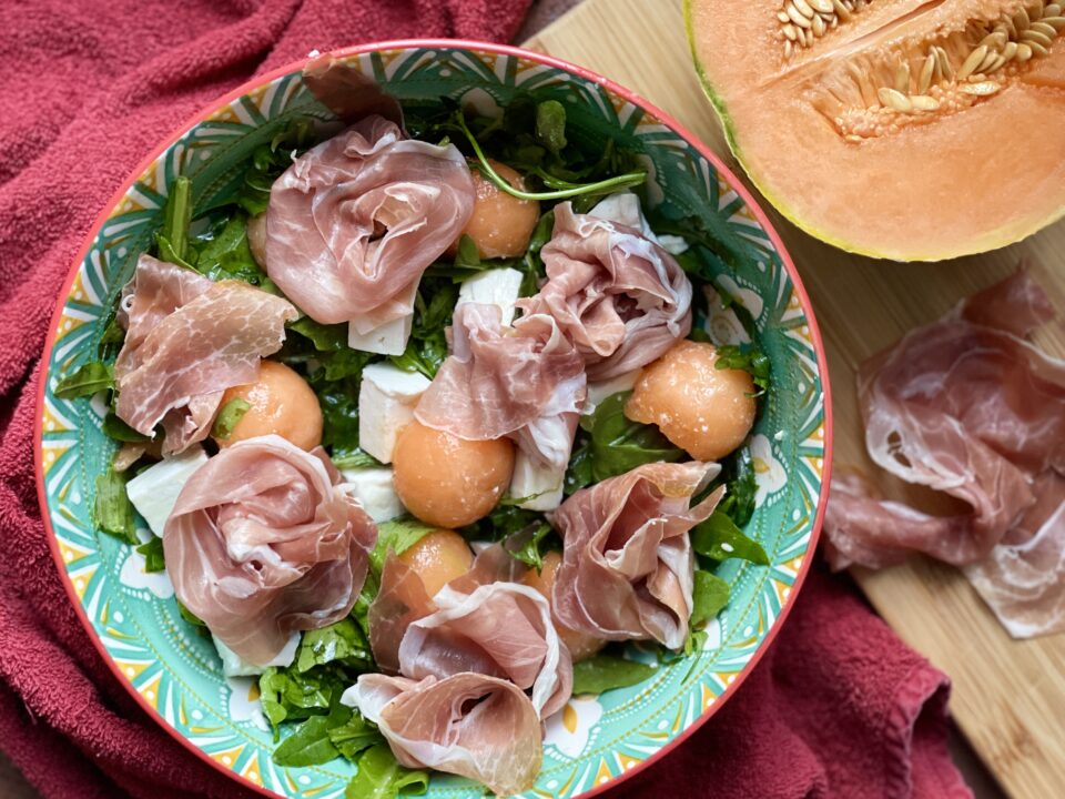 Insalata di rucola, melone, feta e prosciutto crudo