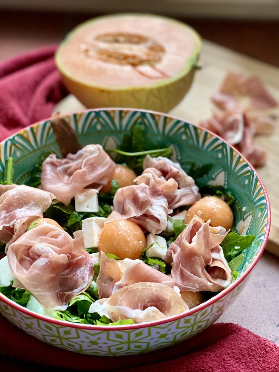 Insalata di rucola, melone, feta e prosciutto crudo