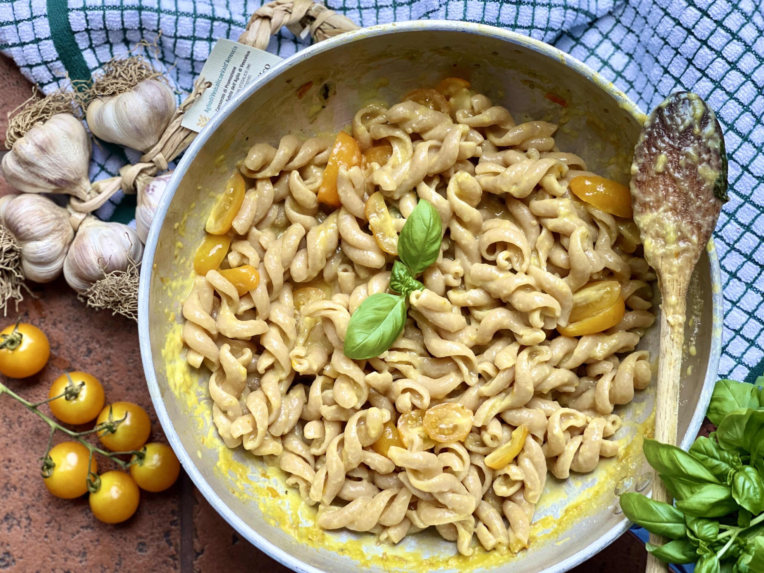 Pasta con salsa di pomodorini gialli