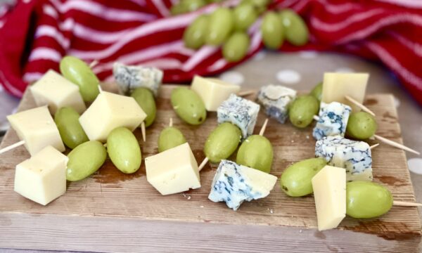 Stuzzichini di uva e formaggio valdostano