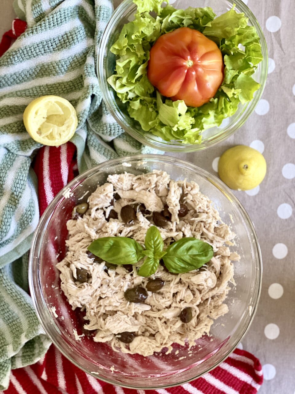 Il petto di pollo bollito e marinato è un piatto facile, fresco e saporito