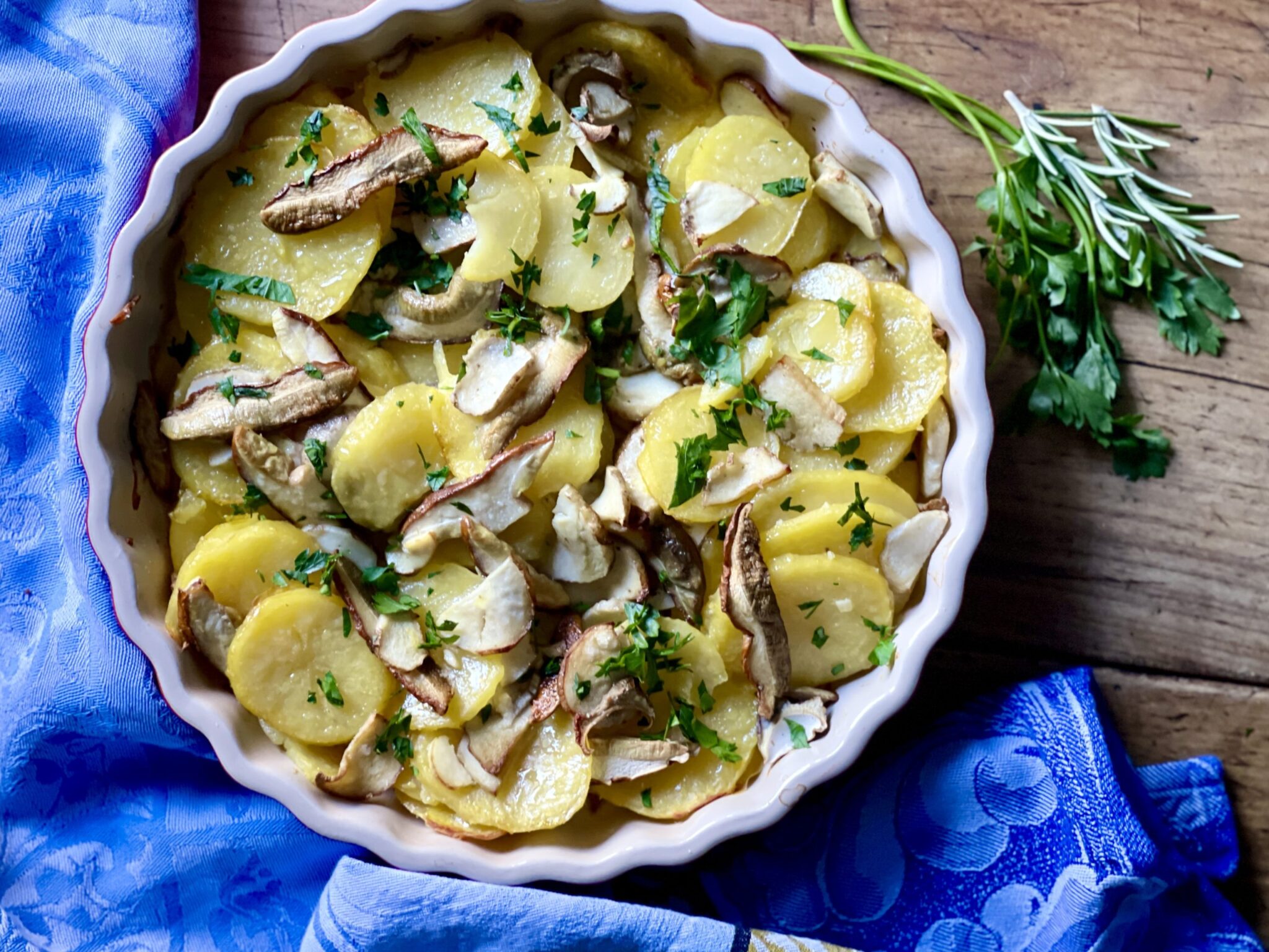 Funghi porcini e patate al forno sono un piatto semplice e gustoso