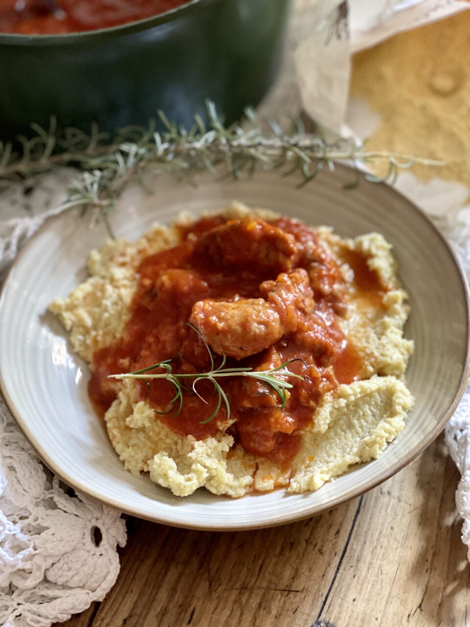 La polenta con sugo di salsiccia è un piatto unico ricco e gustoso