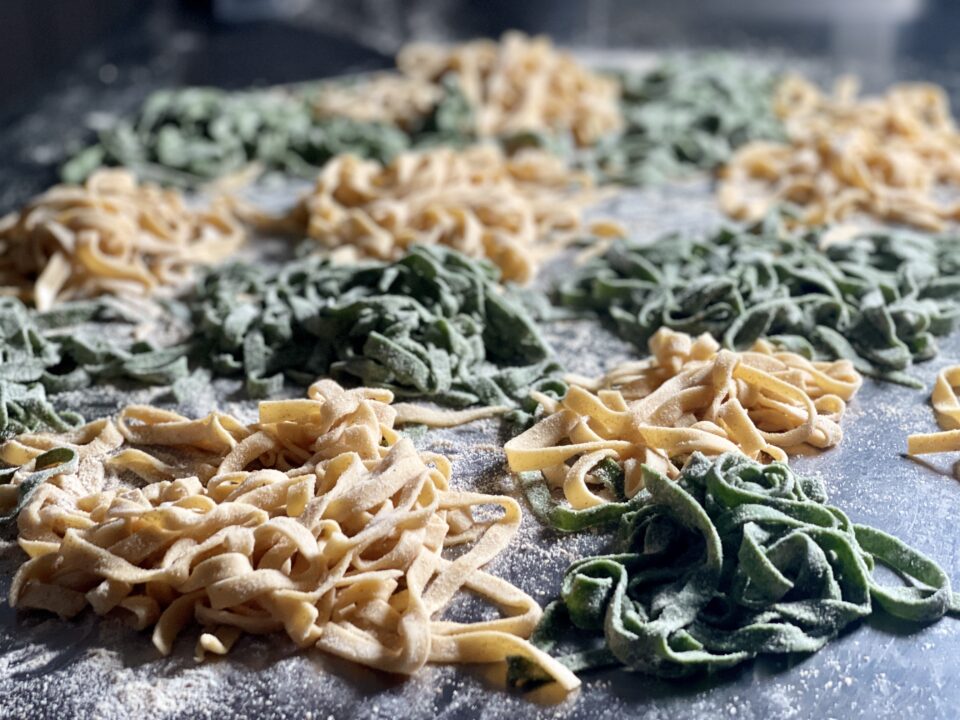 Tagliatelle paglia e fieno fatte in casa