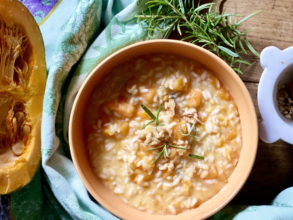Il risotto cremoso con zucca, gorgonzola e noci è un primo gustoso