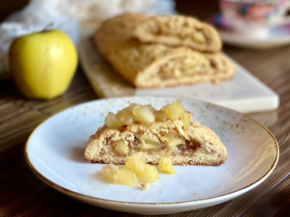 Rotolo di pasta frolla ripieno di mele