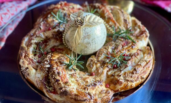 Ghirlanda salata di Natale con salmone e formaggio cremoso
