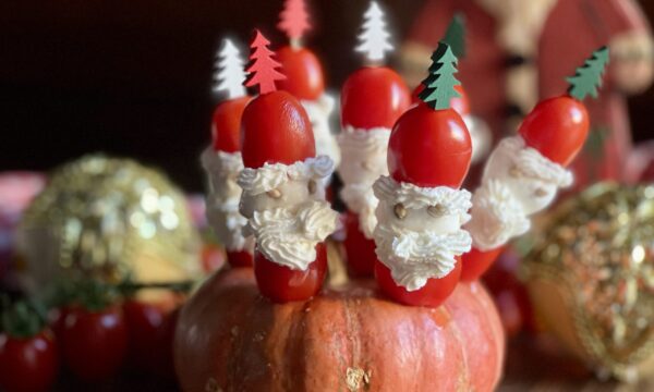 Spiedini di babbo Natale con pomodorini e mozzarelline