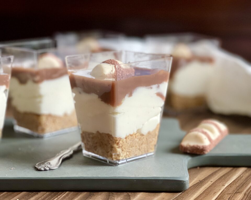 Cheesecake al cucchiaio con le barrette Kinder