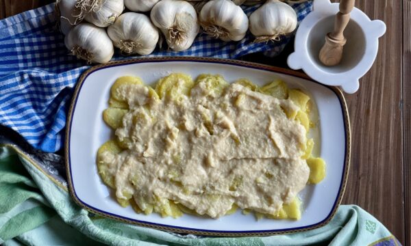 Patate all’aggiadda (salsa all’aglio)