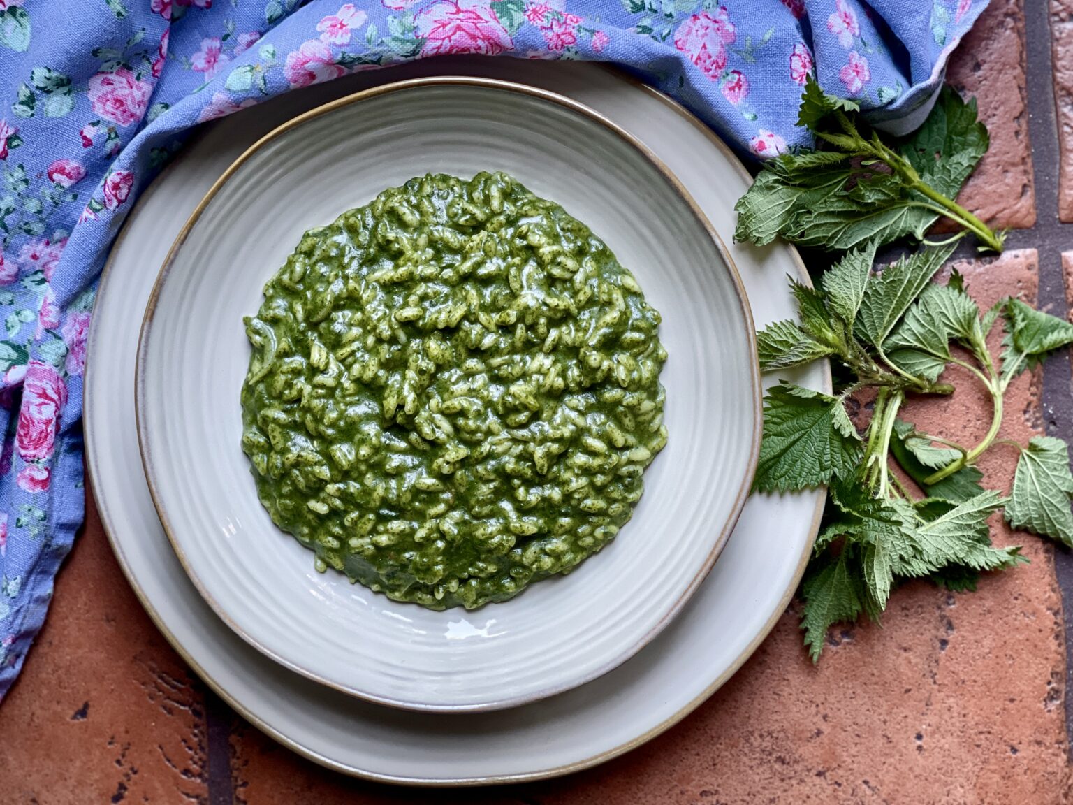 Il risotto alle ortiche è un primo piatto delicato e leggero
