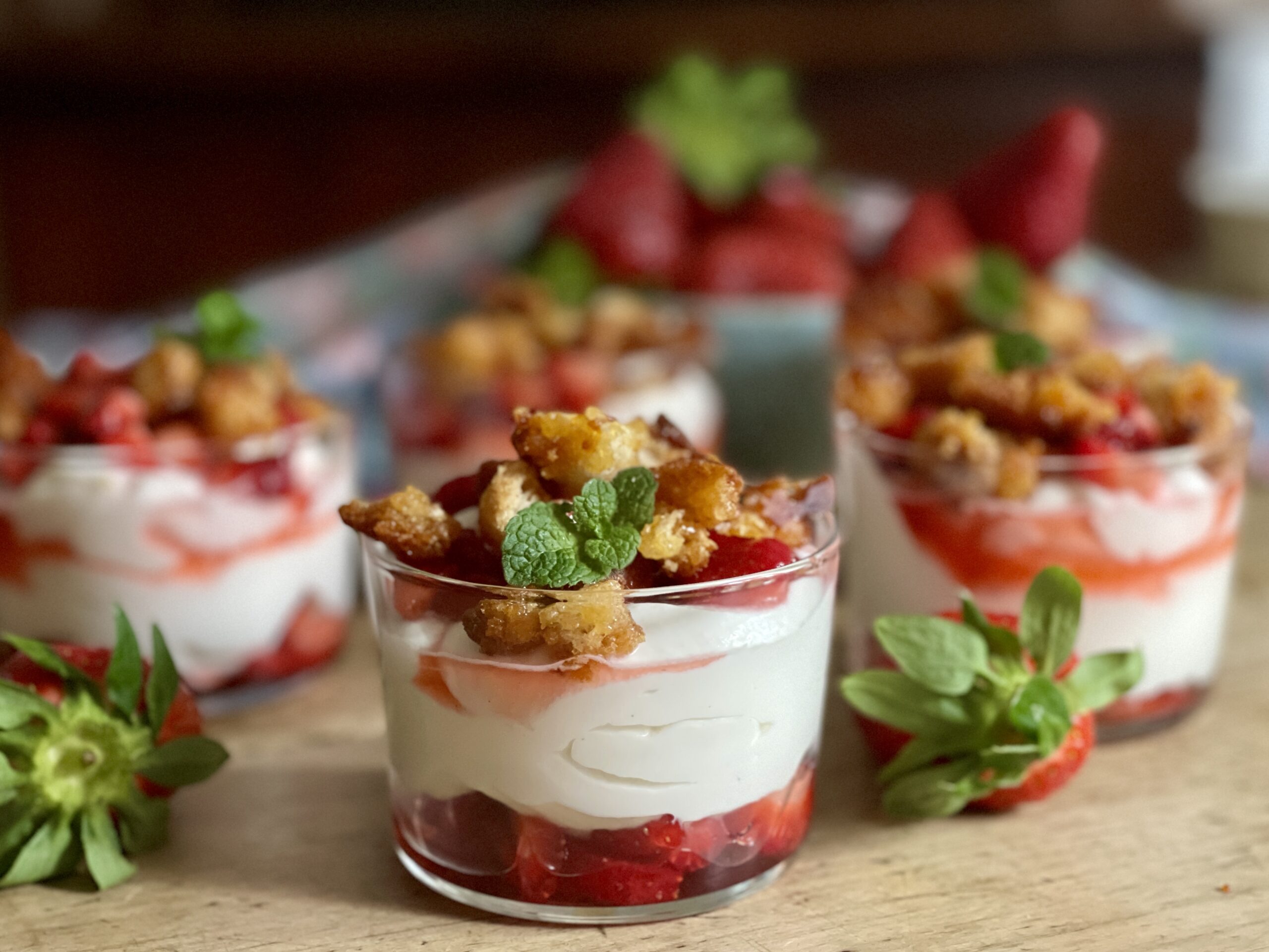 Coppette con fragole, crema di ricotta e pane caramellato