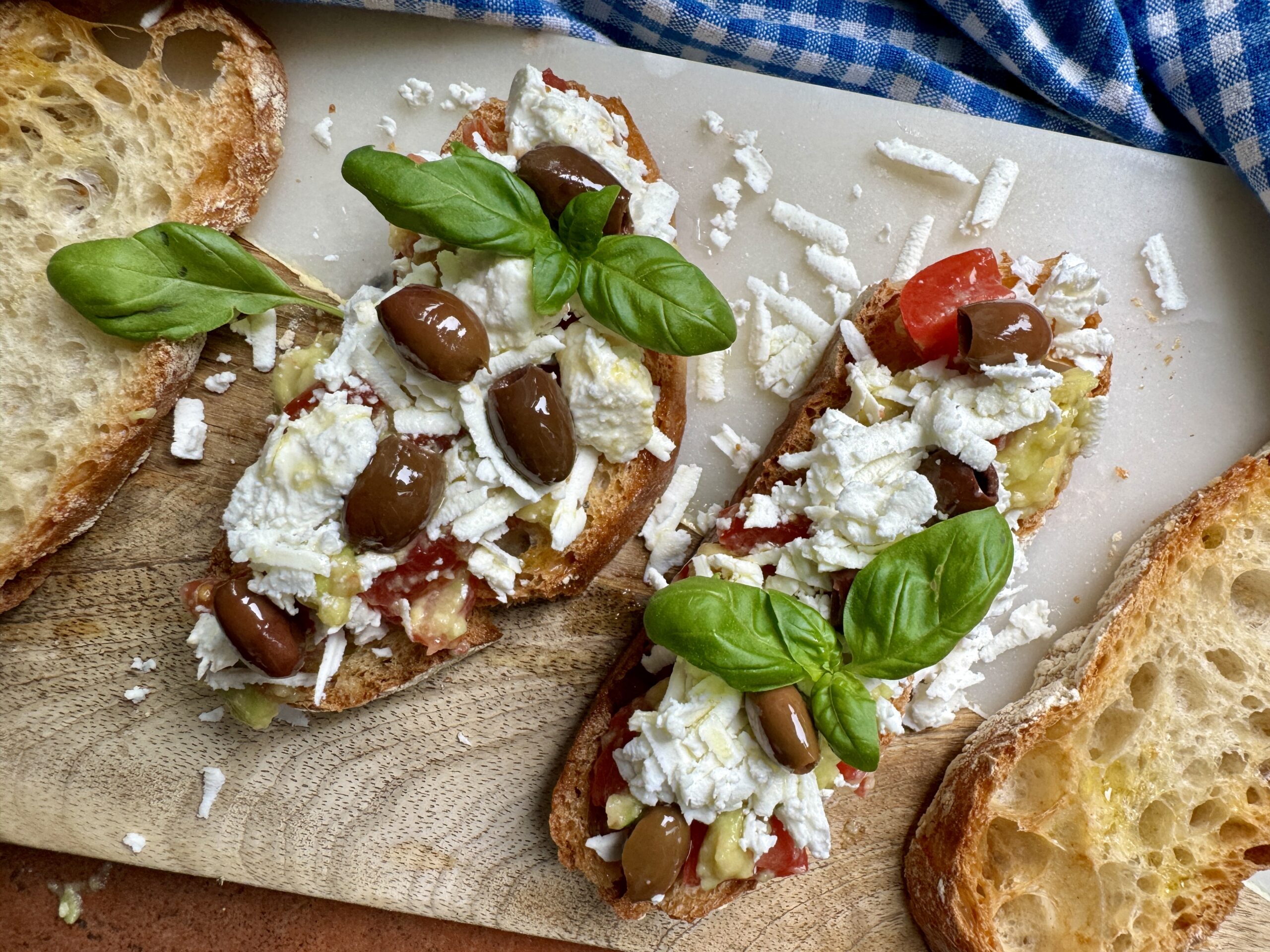 Le Bruschette Con Avocado Pomodori Olive E Ricotta Sono Facili le-bruschette-con-avocado-pomodori-olive-e-ricotta-sono-facili