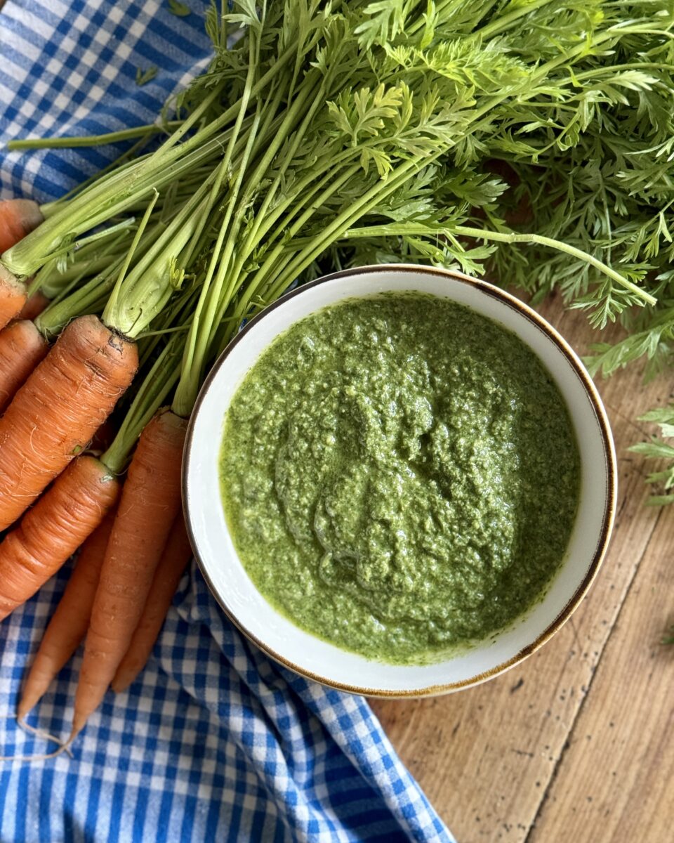Pesto di ciuffi di foglie di carote