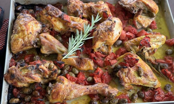 Pollo al forno alla ligure con pomodori cuori di bue e olive taggiasche