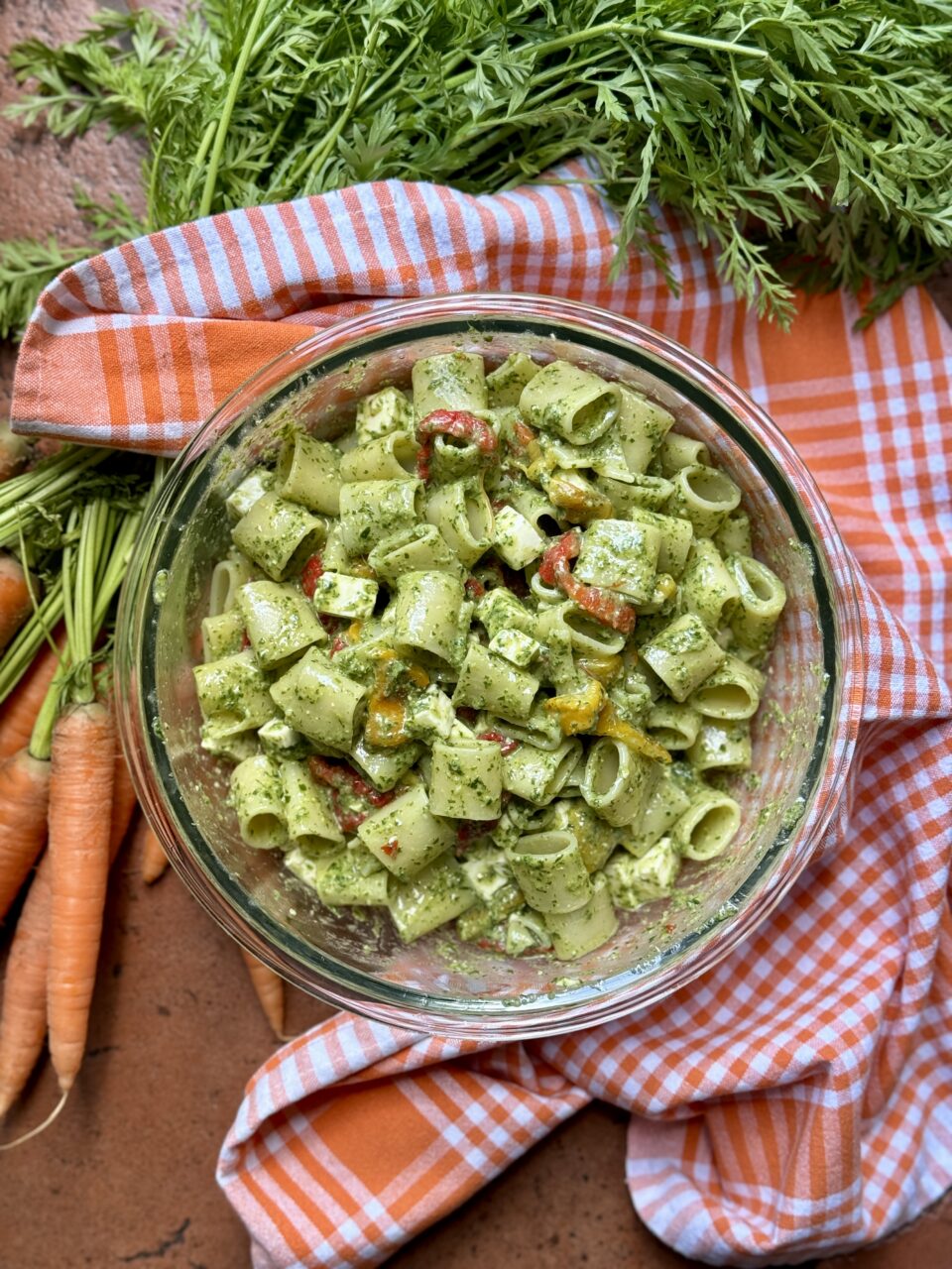 Pasta con pesto di ciuffi di carote, peperoni e primo sale. 