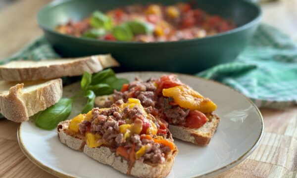 Bruschette con salsiccia e peperoni