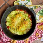 Sughetto di pesce, pomodorini e fiori di zucchina
