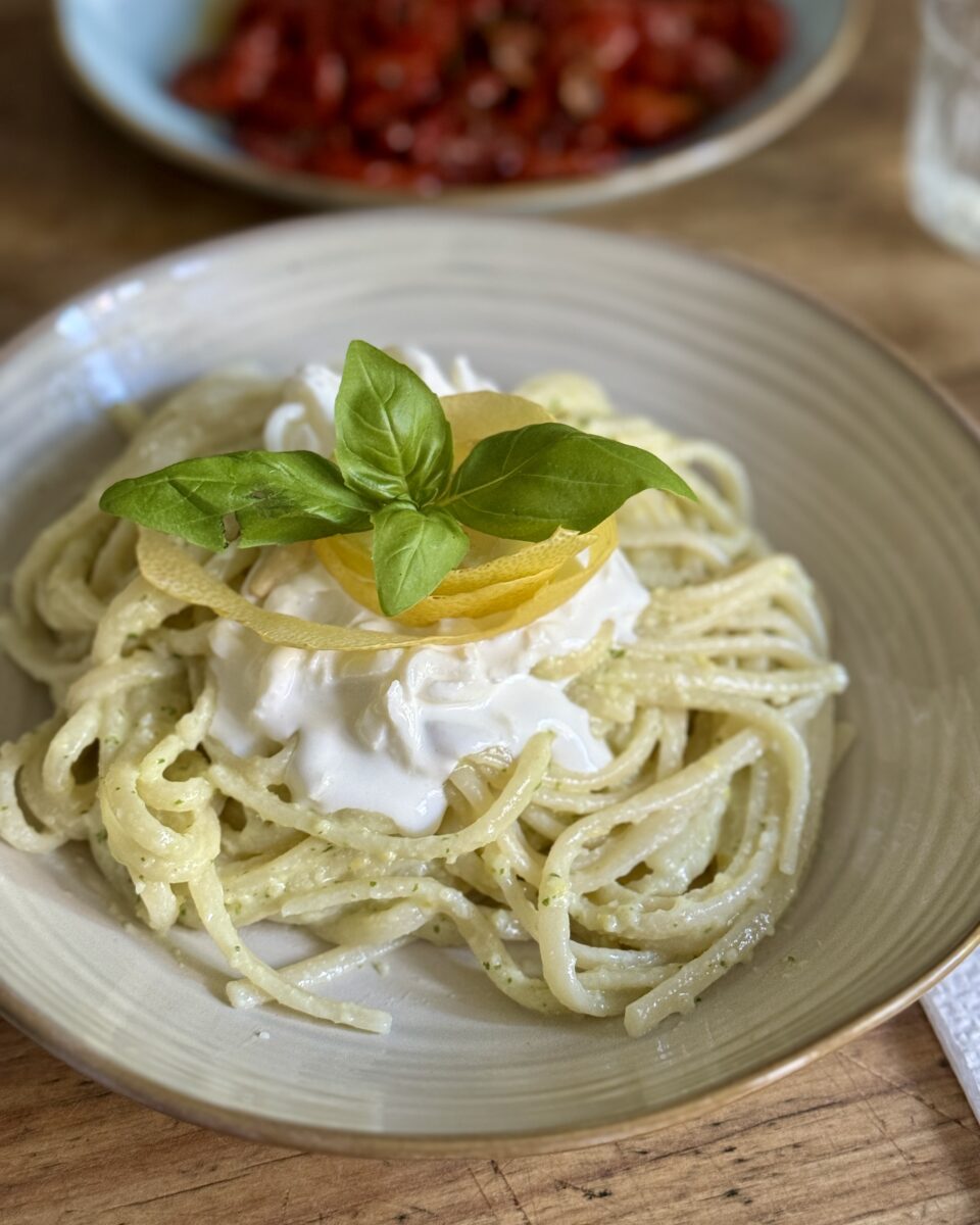 Trenette con pesto di limone e stracciatella