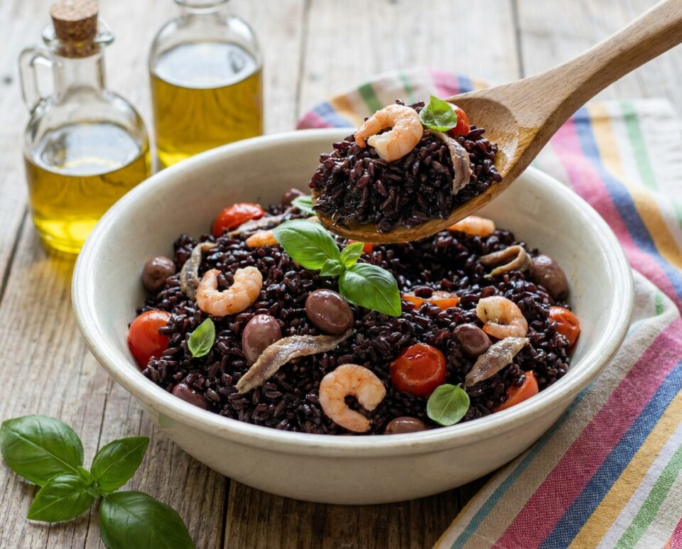 Insalata di riso Venere con gamberetti e acciughe: fresca, elegante e ricca di sapore