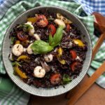 Insalata di riso venere con acciughe salate e gamberetti