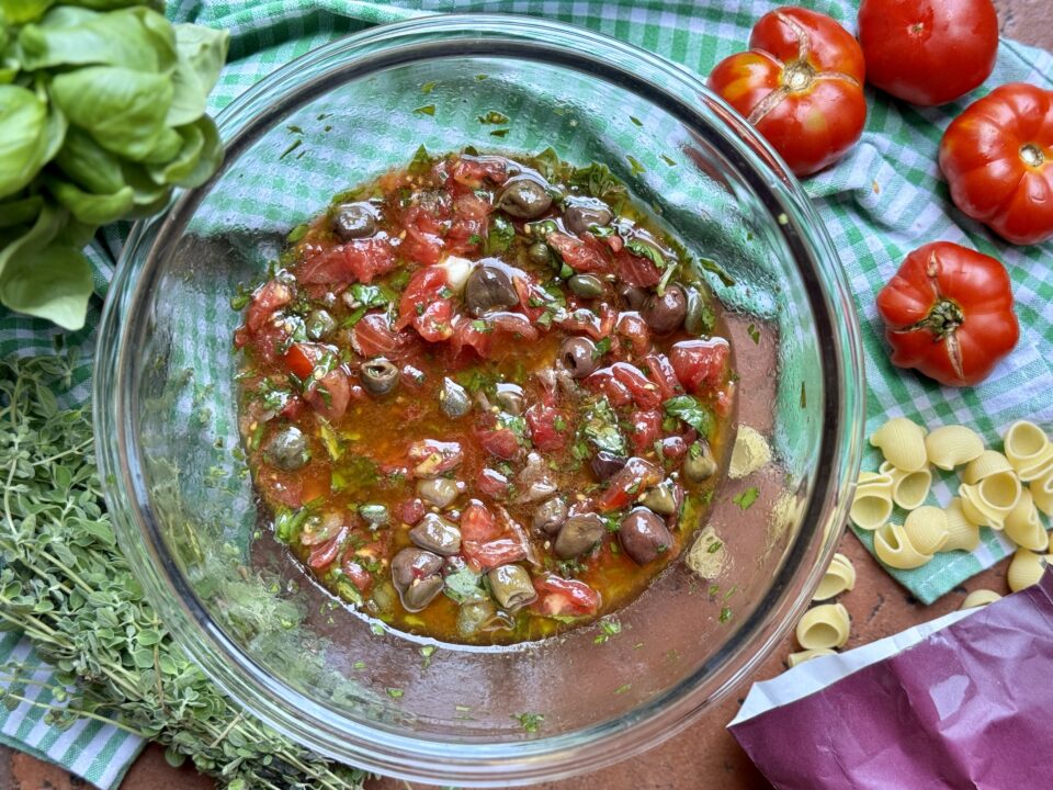 Marinata di pomodoro per condire la pasta, senza cottura
