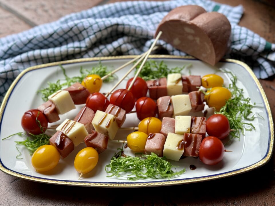 Spiedini di mortadella, formaggio e pomodorini