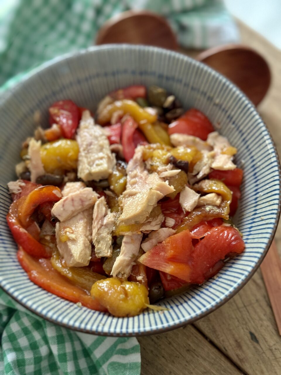 Insalata di peperoni arrostiti, pomodori, tonno e olive