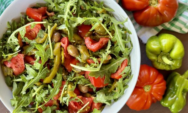 Insalata di pomodori, peperoni verdi arrostiti, rucola e olive taggiasche