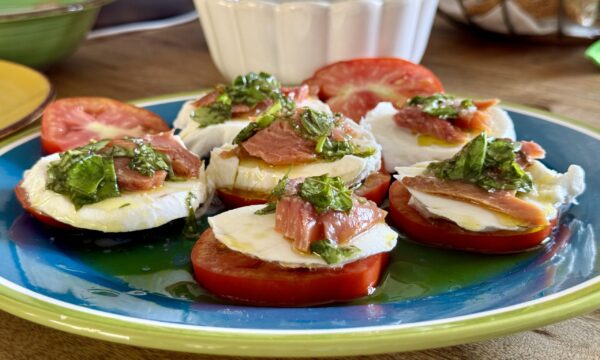 Pomodoro, mozzarella e trota affumicata (o salmone)