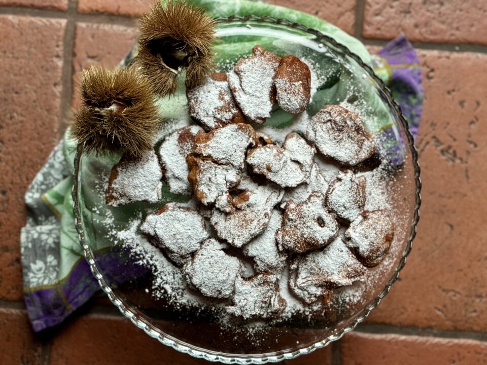 Frittelle dolci di farina di castagne, uvetta e pinoli