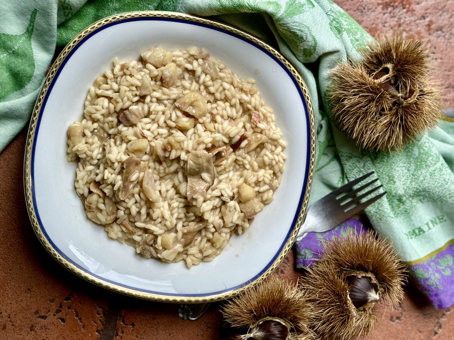 Il risotto con funghi secchi e castagne è un primo piatto profumato