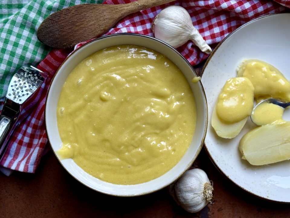 L'agliè è una salsa tipica della cucina bianca, un po' simile alla maionese ma aromatizzata con aglio, come l’aiolì provenzale con la quale è imparentata, vista la vicinanza con la Francia della Valle Arroscia e delle Alpi liguri.