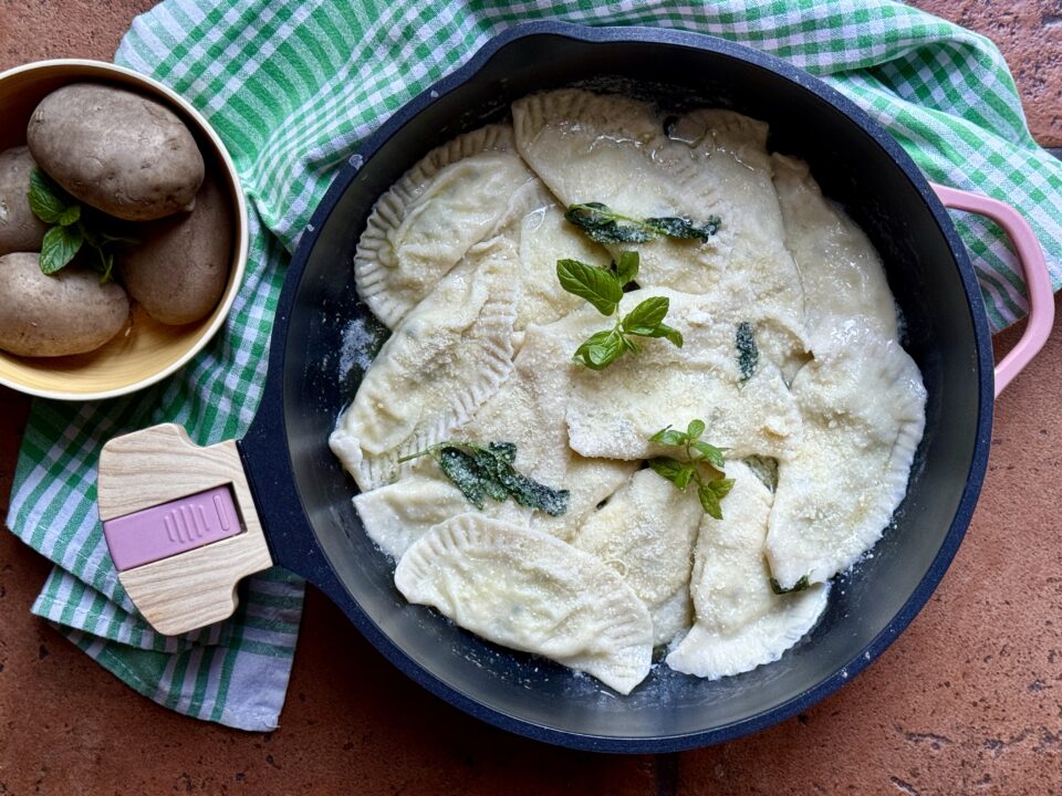 Turle, ravioli di patate della cucina bianca