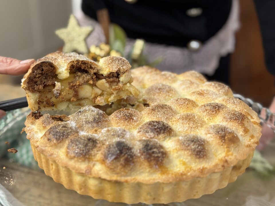 Crostata ripiena di mele a amaretti