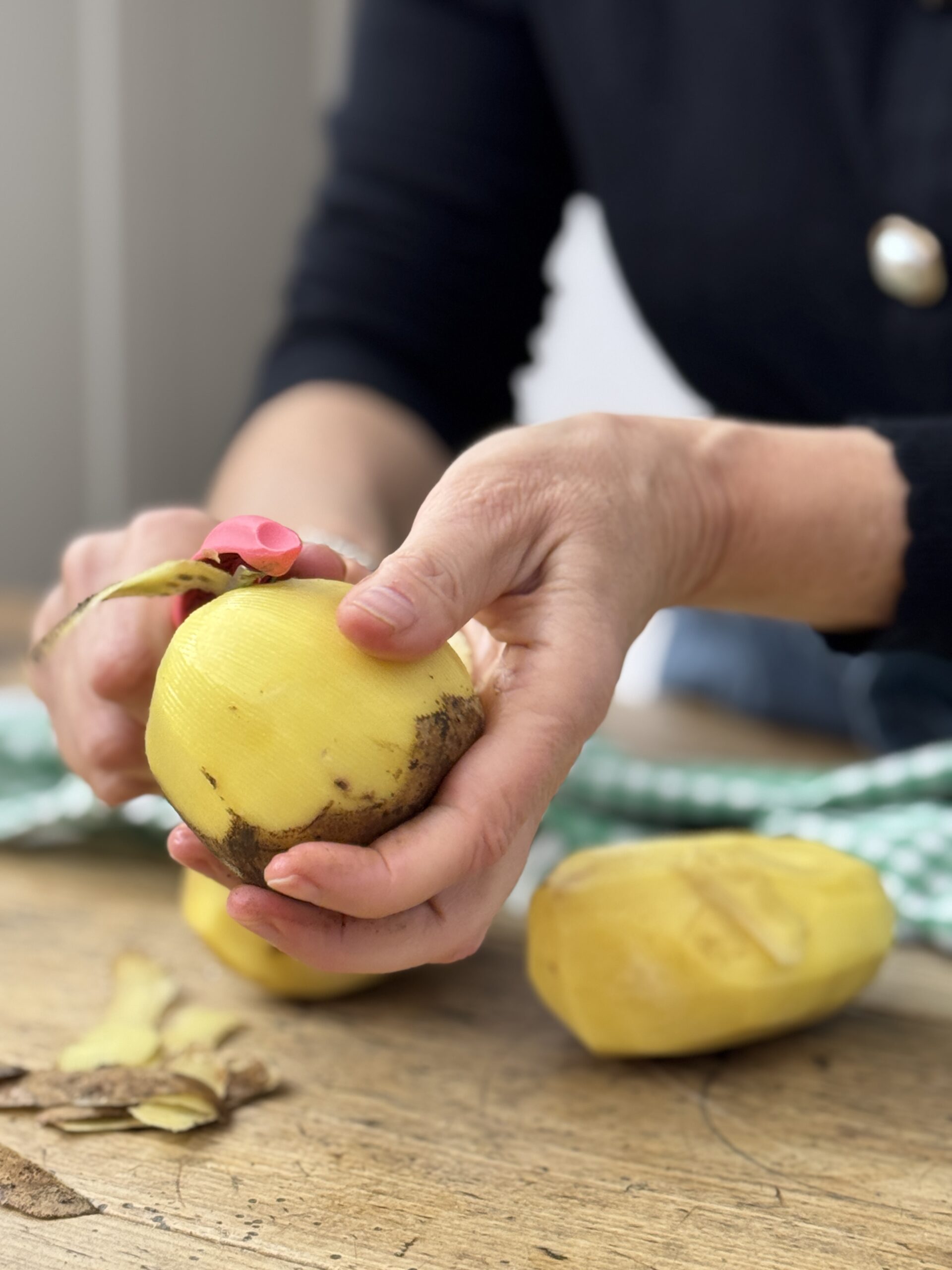 Sbucciare, lavare e tagliare a pezzetti le patate