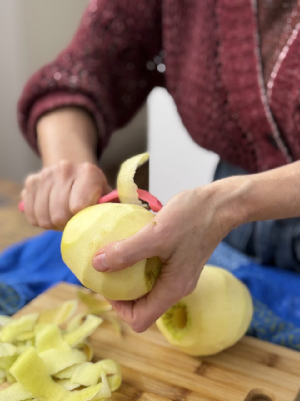 Sbucciare le mele, privarle del torsolo e tagliarle a cerchi.