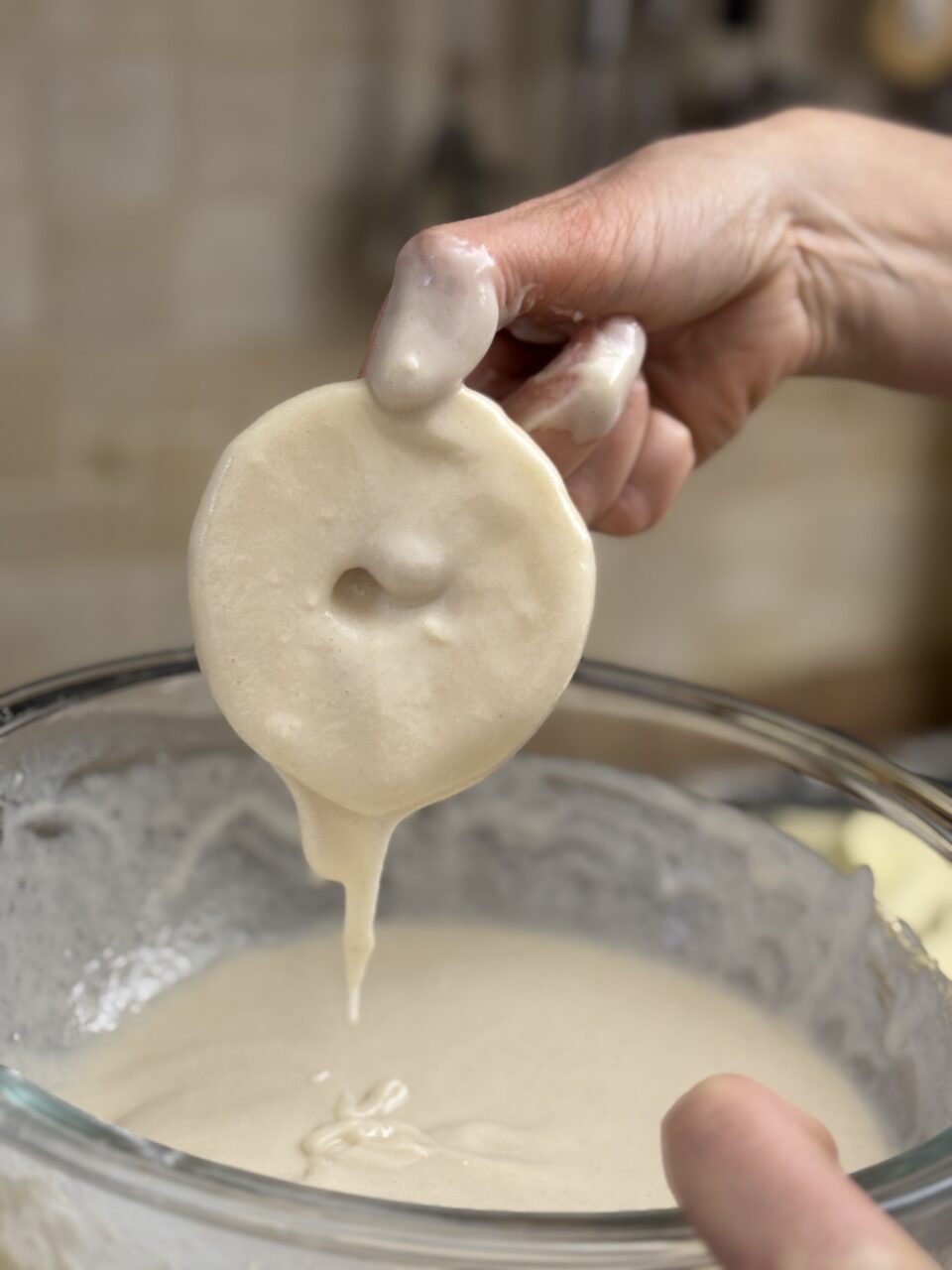 Immergere le mele nella pastella