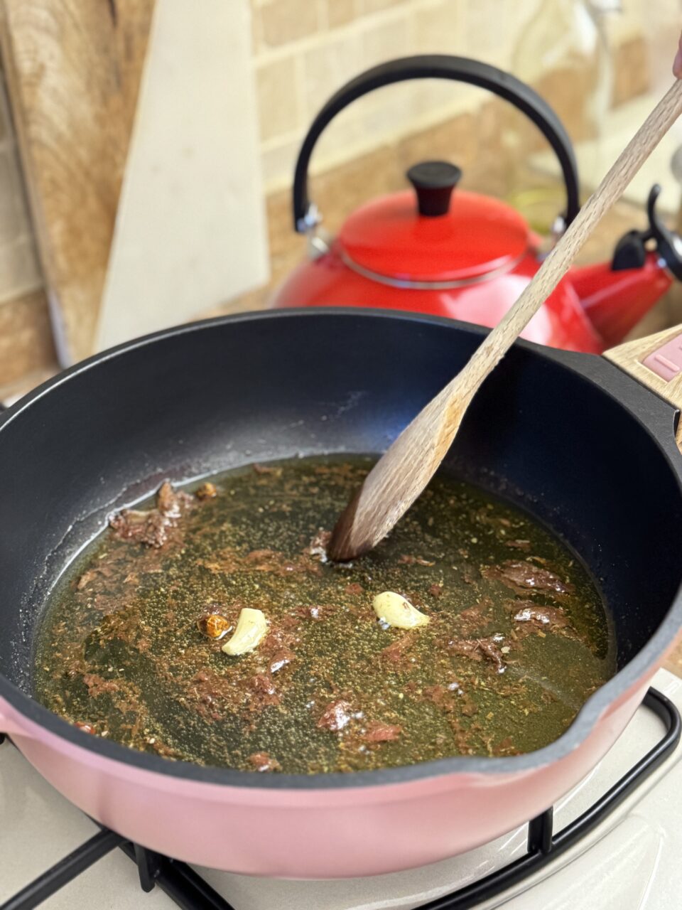 Rosolare in olio evo, aglio, peperoncino e acciughe.