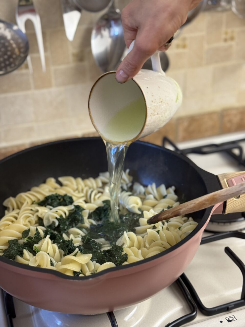 Scolare la pasta con le verdure e metteral in padella.