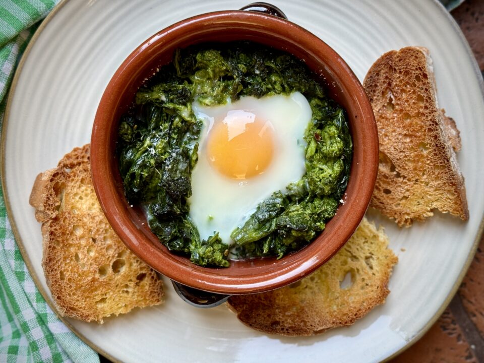 Nidi di cime di rapa con uovo